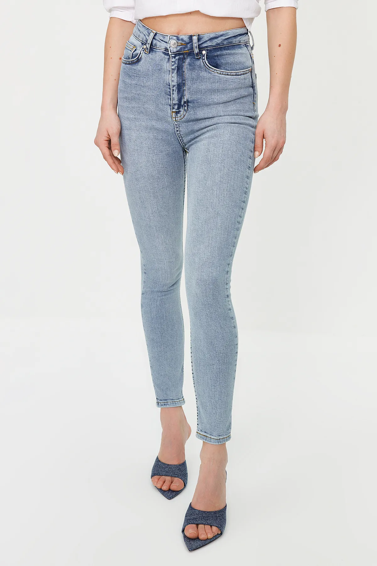Trendyol Collection  Hellblaue Vintage-Röhrenjeans mit hoher Taille TWOSS24JE00079