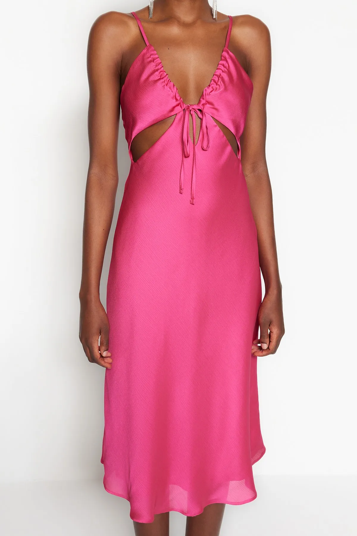 Trendyol Collection  Fuchsia gefüttertes, gewebtes, ausgeschnittenes, elegantes Satin-Abendkleid mit Fensterausschnitt und Ausschnitt TPRSS23EL00102