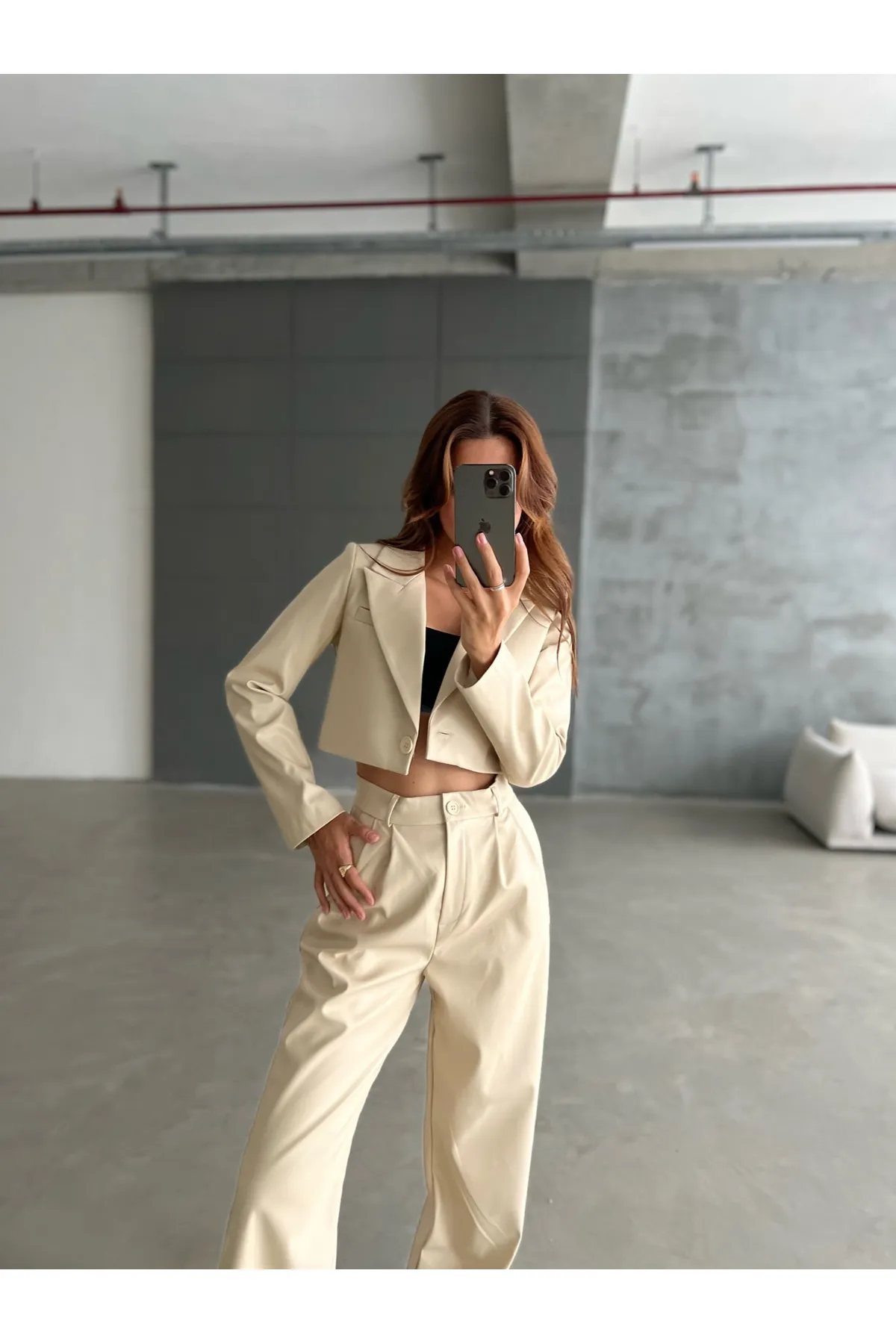 Laluvia  Cremefarbenes, kurz geschnittenes Leder-Blazer-, Jacken- und Hose-Set mit einem Knopf