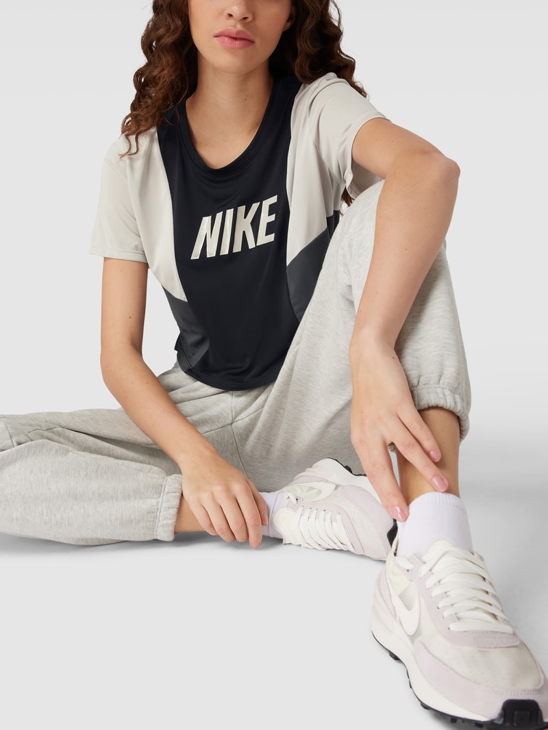 Cropped T-Shirt mit Rundhalsausschnitt in schwarz