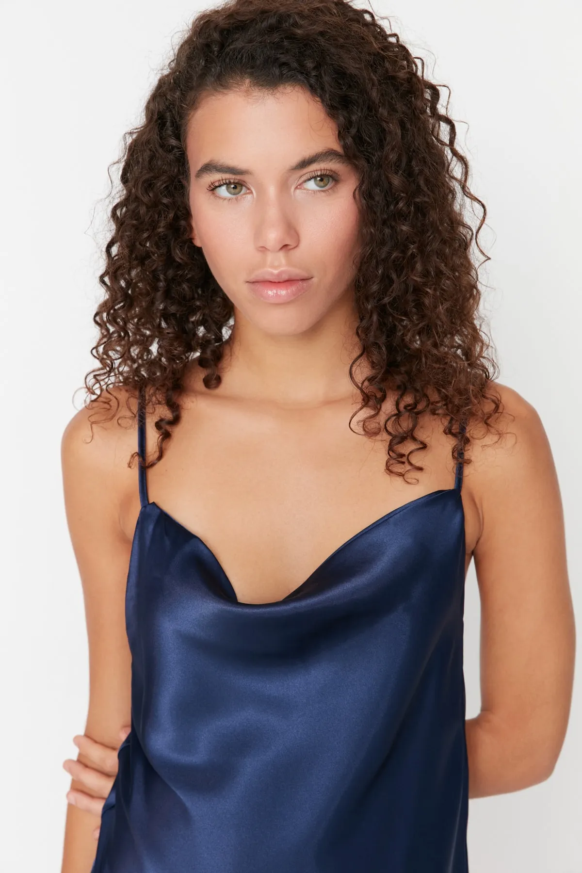 Trendyol Collection  Marineblaues Nachthemd aus gewebtem Satin mit Degaje-Kragen auf der Rückseite und Seilriemen THMSS22GC0018