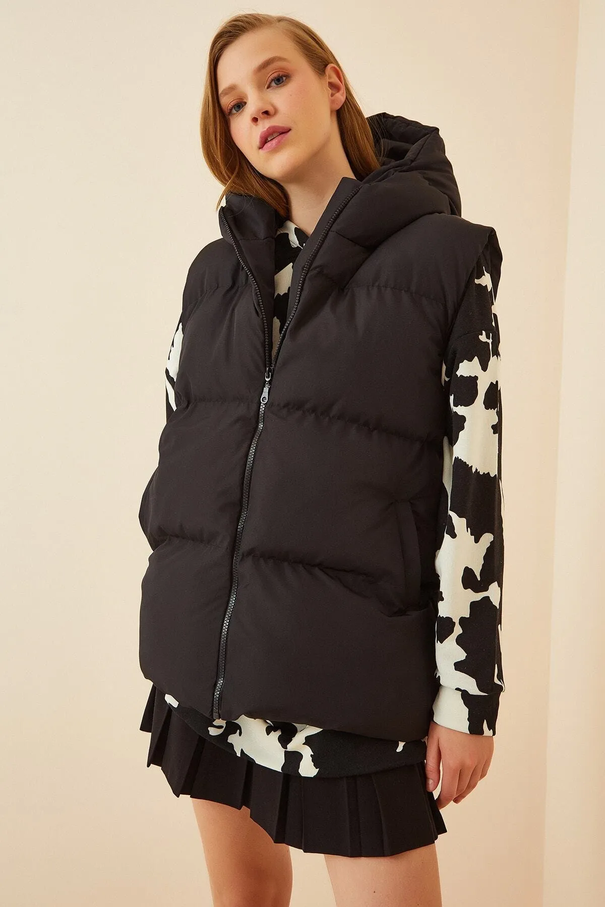 Happiness İstanbul  Schwarze, übergroße Pufferweste mit Kapuze für Damen MK00176