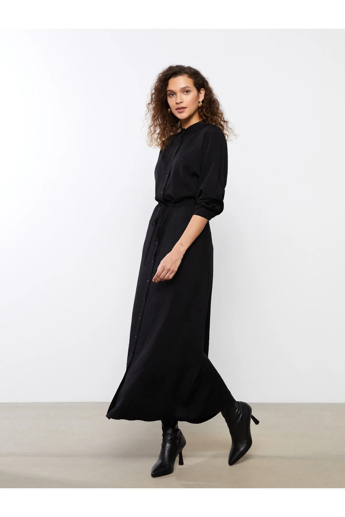 LC Waikiki  Prächtiges, gerades Damenkleid mit Kragen