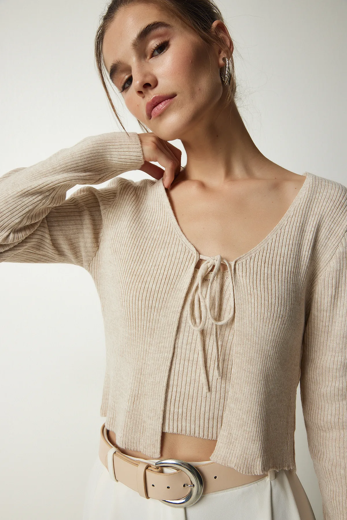 Happiness İstanbul  Cremefarbenes Crop-Cardigan-Set aus Rippstrick für Damen MT00143
