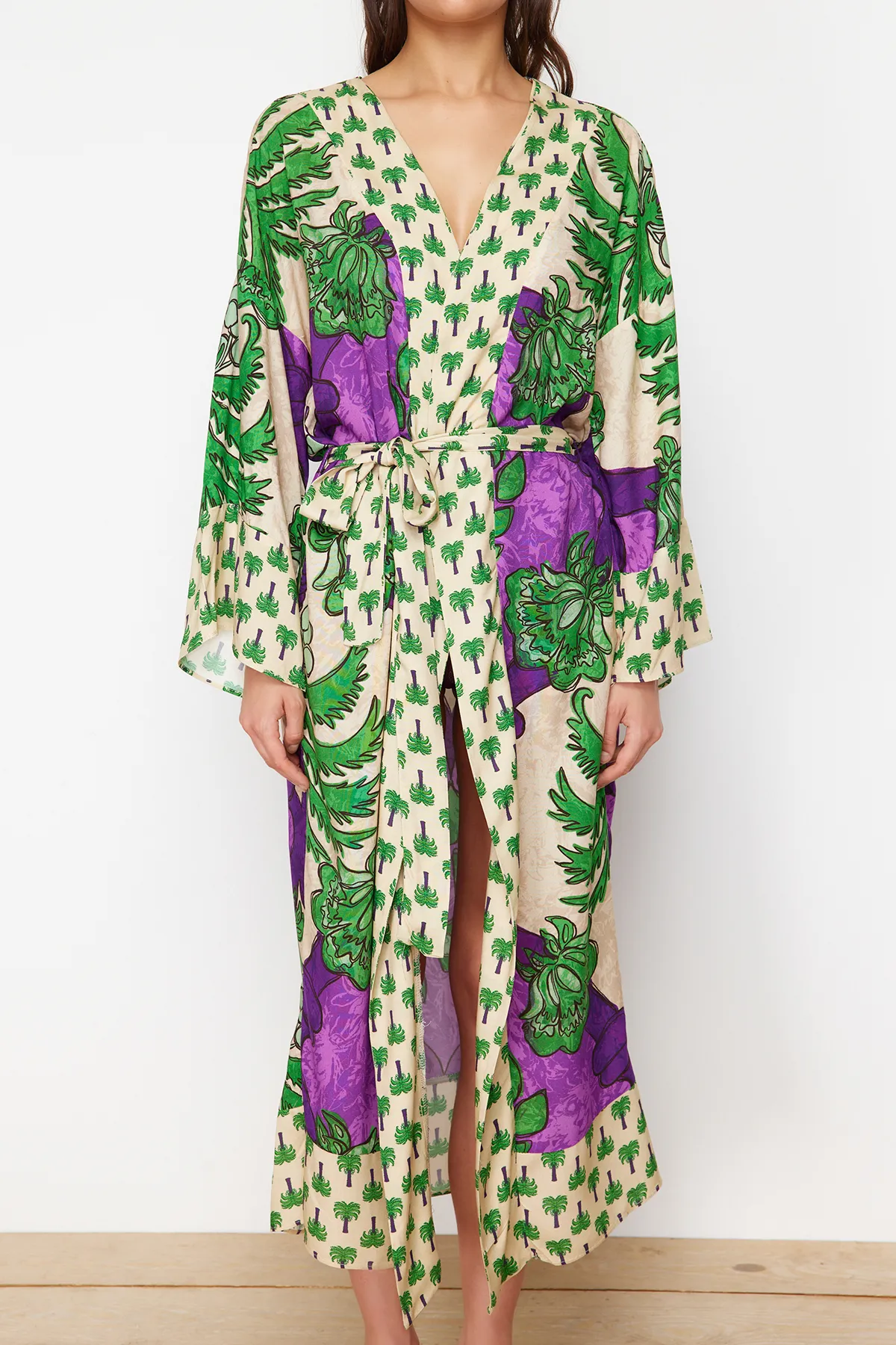 Trendyol Collection  Tropisch gemusterter, gewebter Midi-Kimono und Kaftan mit Gürtel TBESS21KM0171