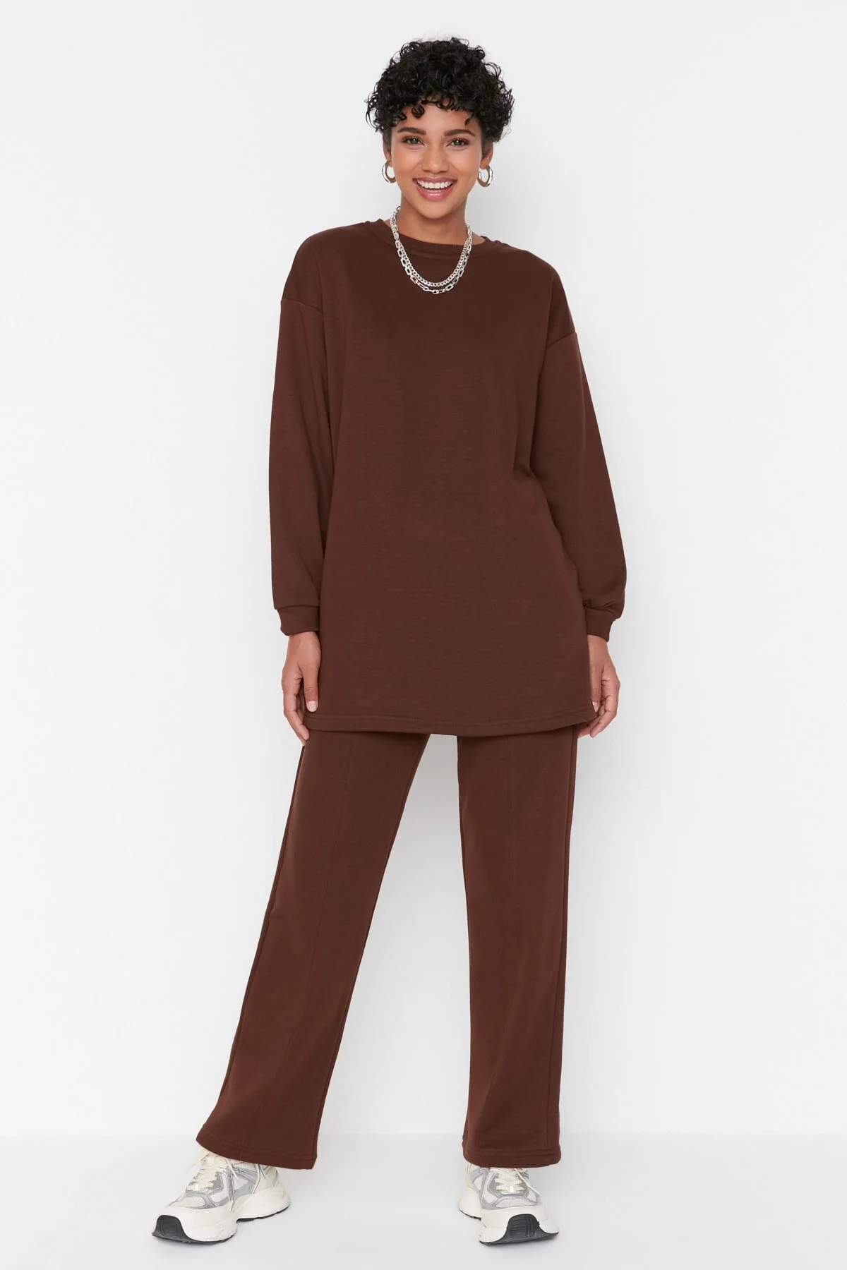 Trendyol Modest  Braunes Basic-Strick-Trainingsanzug-Set mit Rundhalsausschnitt TCTAW23EN00003