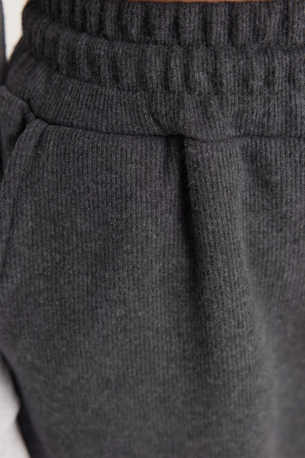 Trendyol Collection  Anthrazitfarbene Thessaloniki-Sport-Jogginghose mit bequemer Passform und Taschenstrick TWOAW21EA0168