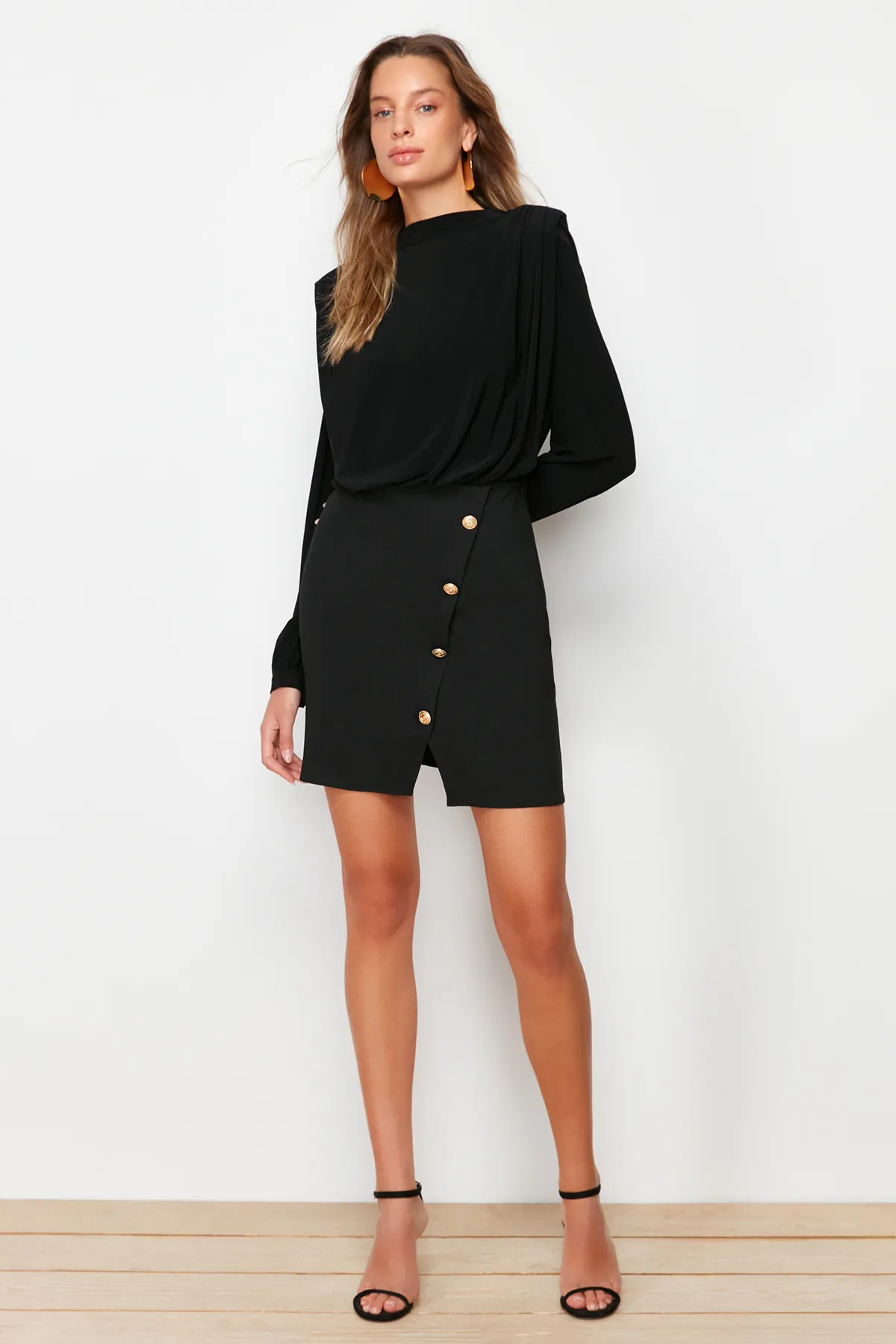 Trendyol Collection  Schwarzes, figurbetontes, wattiertes, gewebtes Kleid mit Knöpfen TWOAW24EL00483