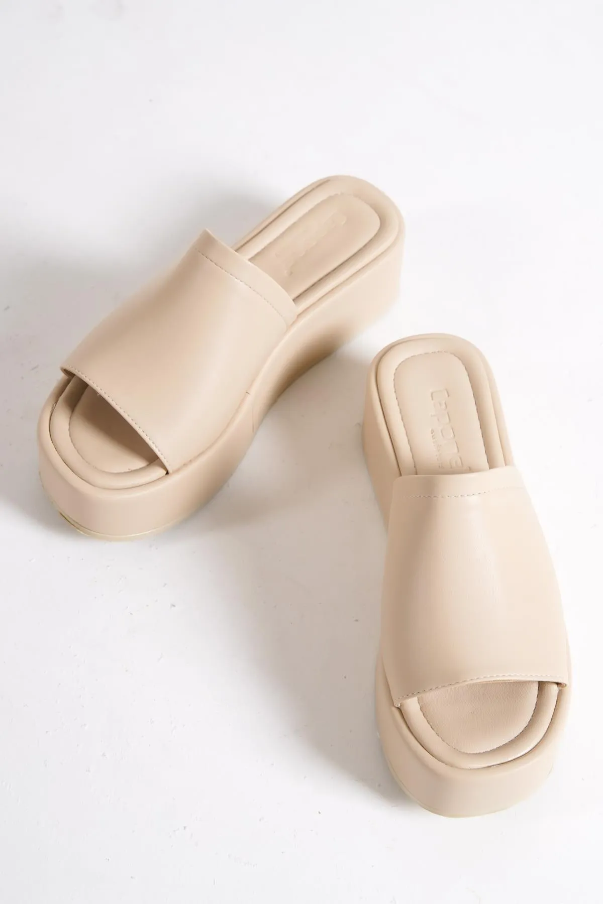 Capone Outfitters  Capone Damen-Sandalen mit einzelnem dicken Riemen und Keilabsatz in Beige