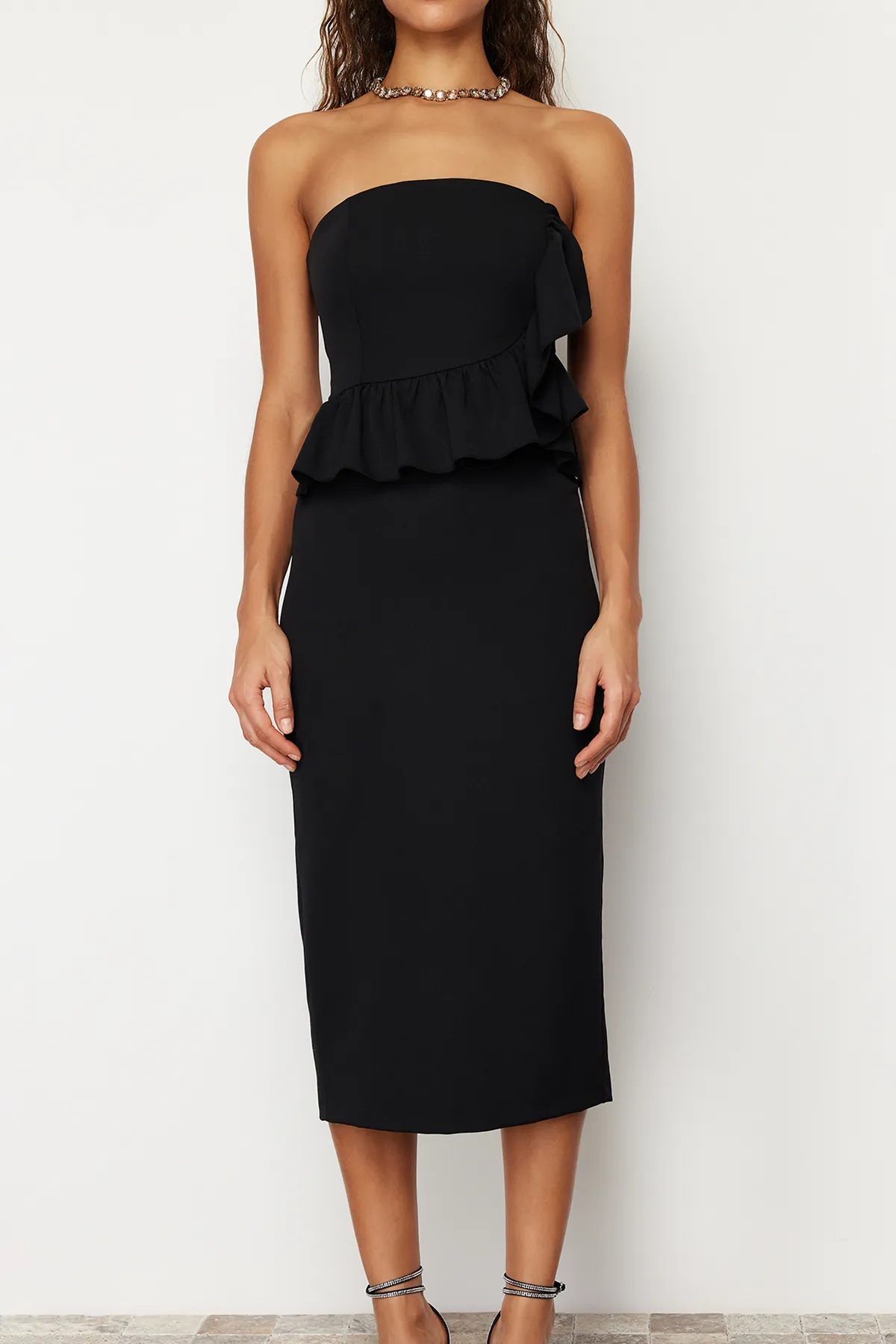 Trendyol Collection  Schwarzes, gewebtes, elegantes Abendkleid mit Volants TPRSS24EL00081