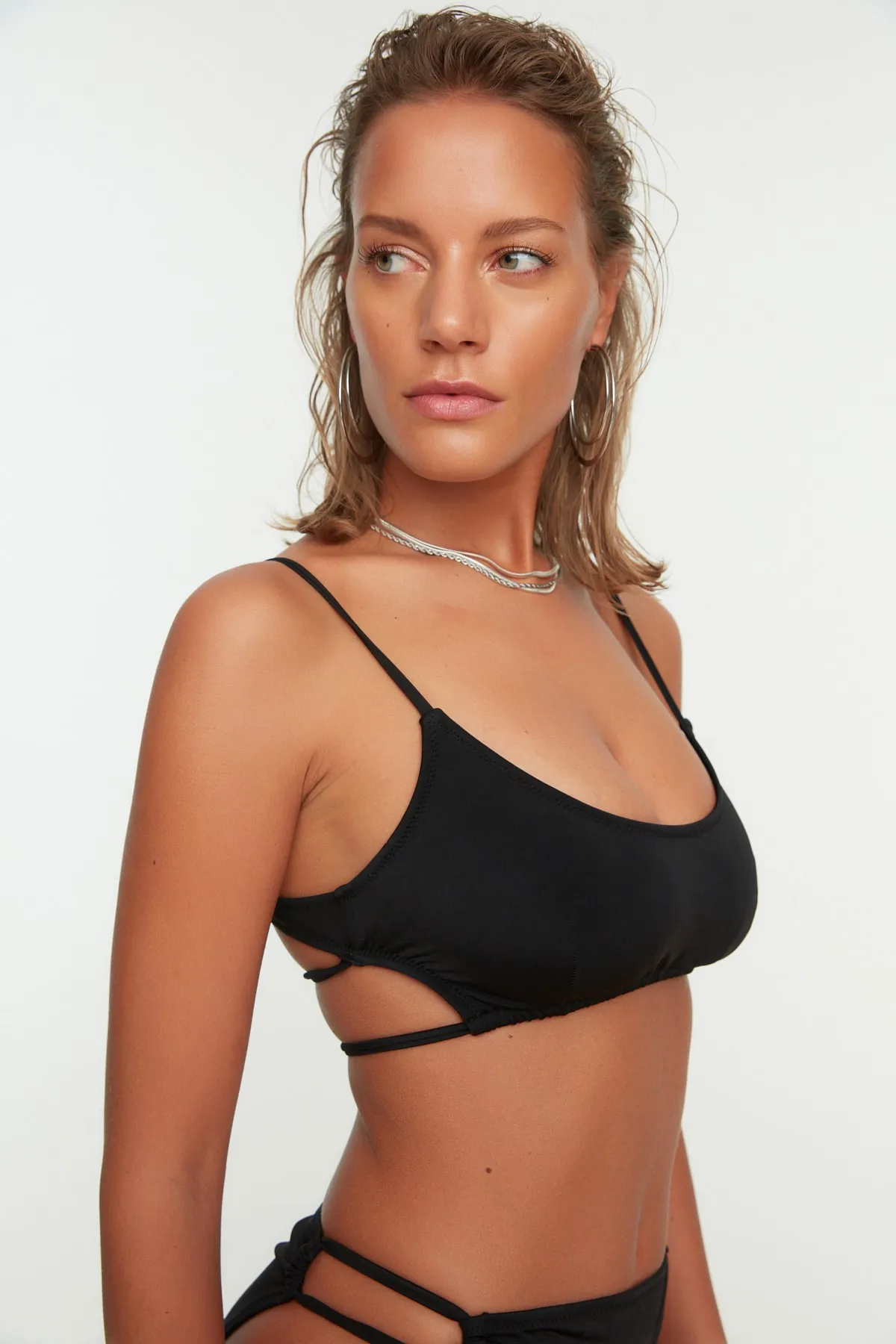 Trendyol Collection  Schwarzes Bralette-Bikinioberteil mit Ausschnitt/Fenster TBESS22BU0034