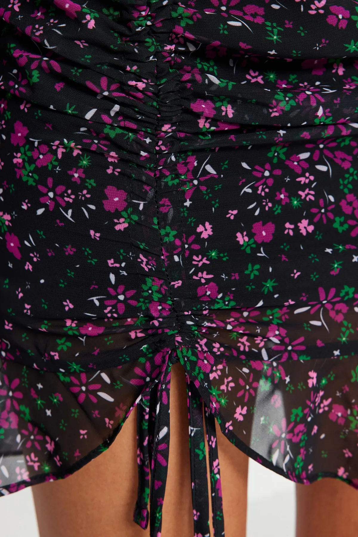 Trendyol Collection  Rosa Rock-detailliertes Webkleid TWOAW22EL0700