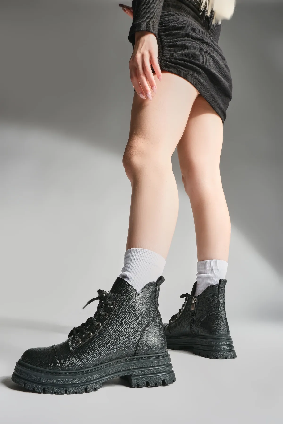 Marjin  Damen-Schnürstiefel mit dicker Sohle Stiefel Konifa Schwarz