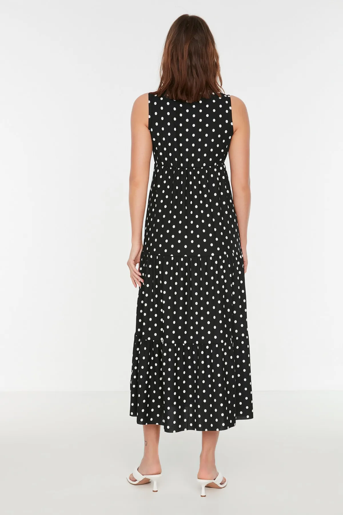 Trendyol Collection  Schwarzes, floral gemustertes, ärmelloses Maxi-Strickkleid in A-Linie mit V-Ausschnitt TWOSS22EL1588