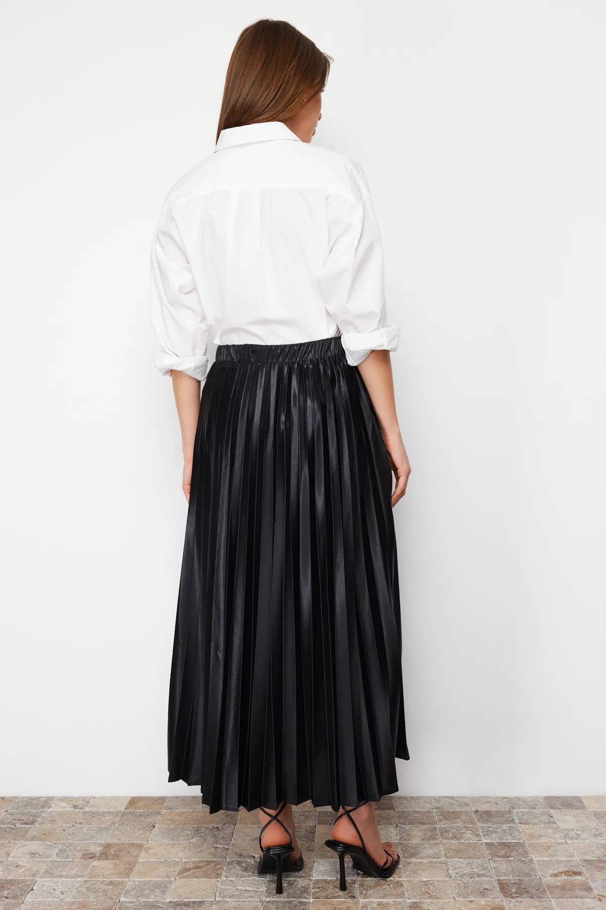 Trendyol Modest  Schwarzer plissierter Webrock TCTAW24EE00010
