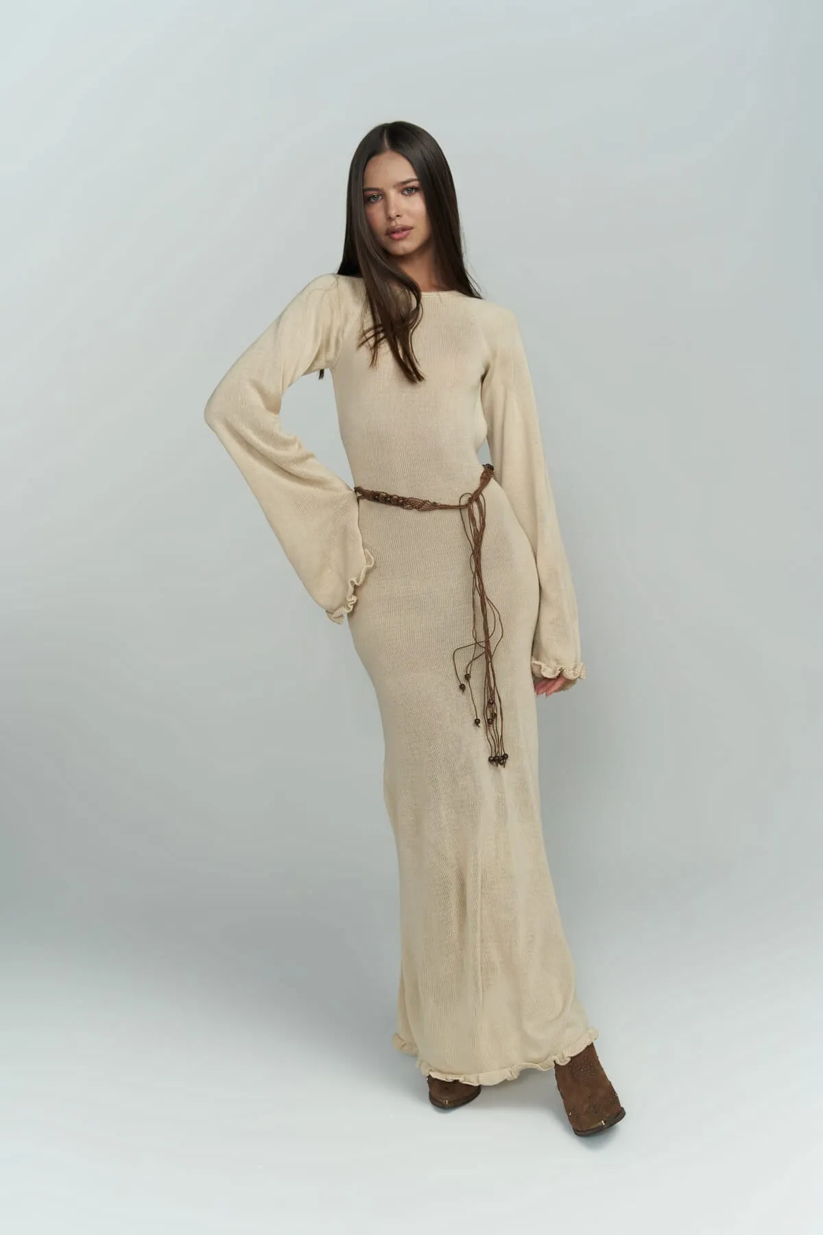 BOHEMAİ  Beigefarbenes Strickkleid mit tiefem Ausschnitt von Angela Back