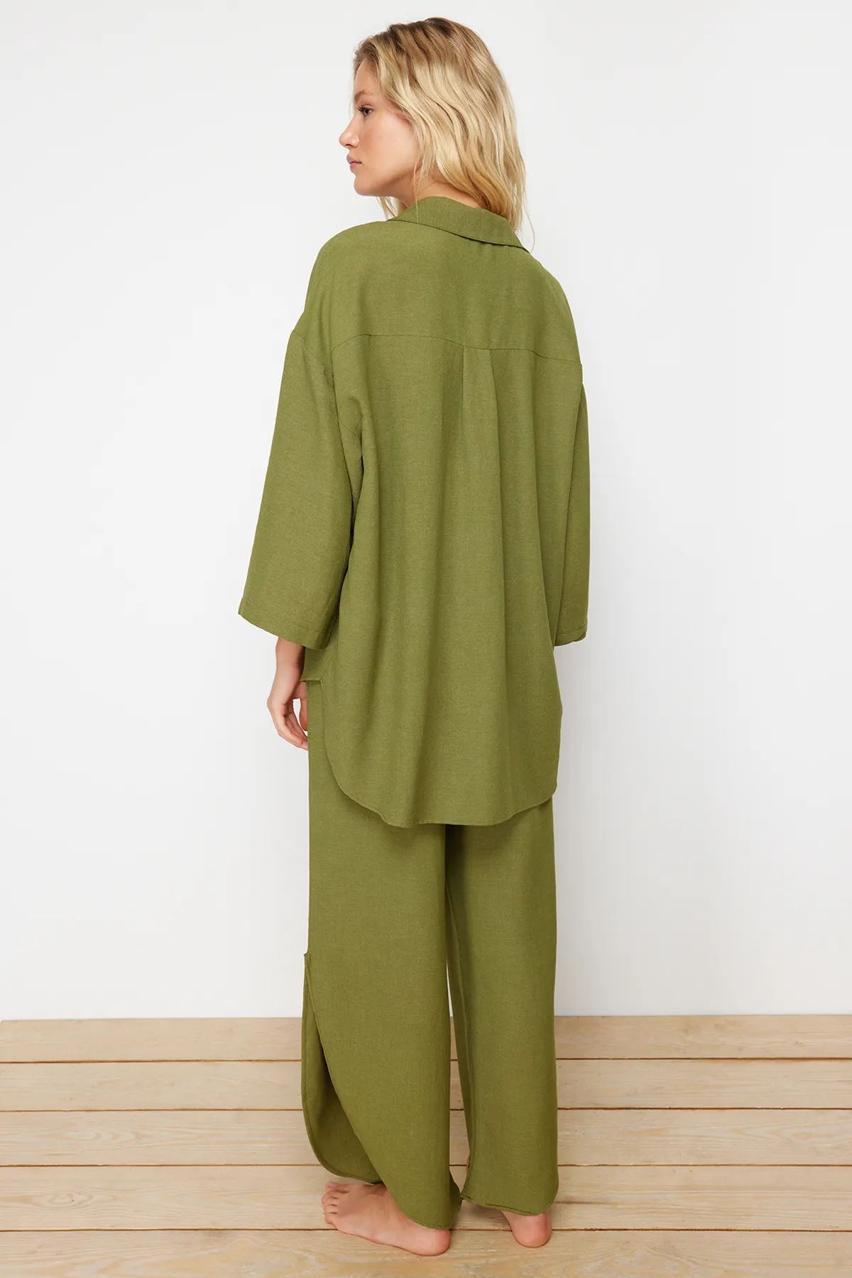 Trendyol Collection  Khakifarbenes, gewebtes, gebundenes Hemd- und Hosenset aus Leinenmischung TBESS24AU00031