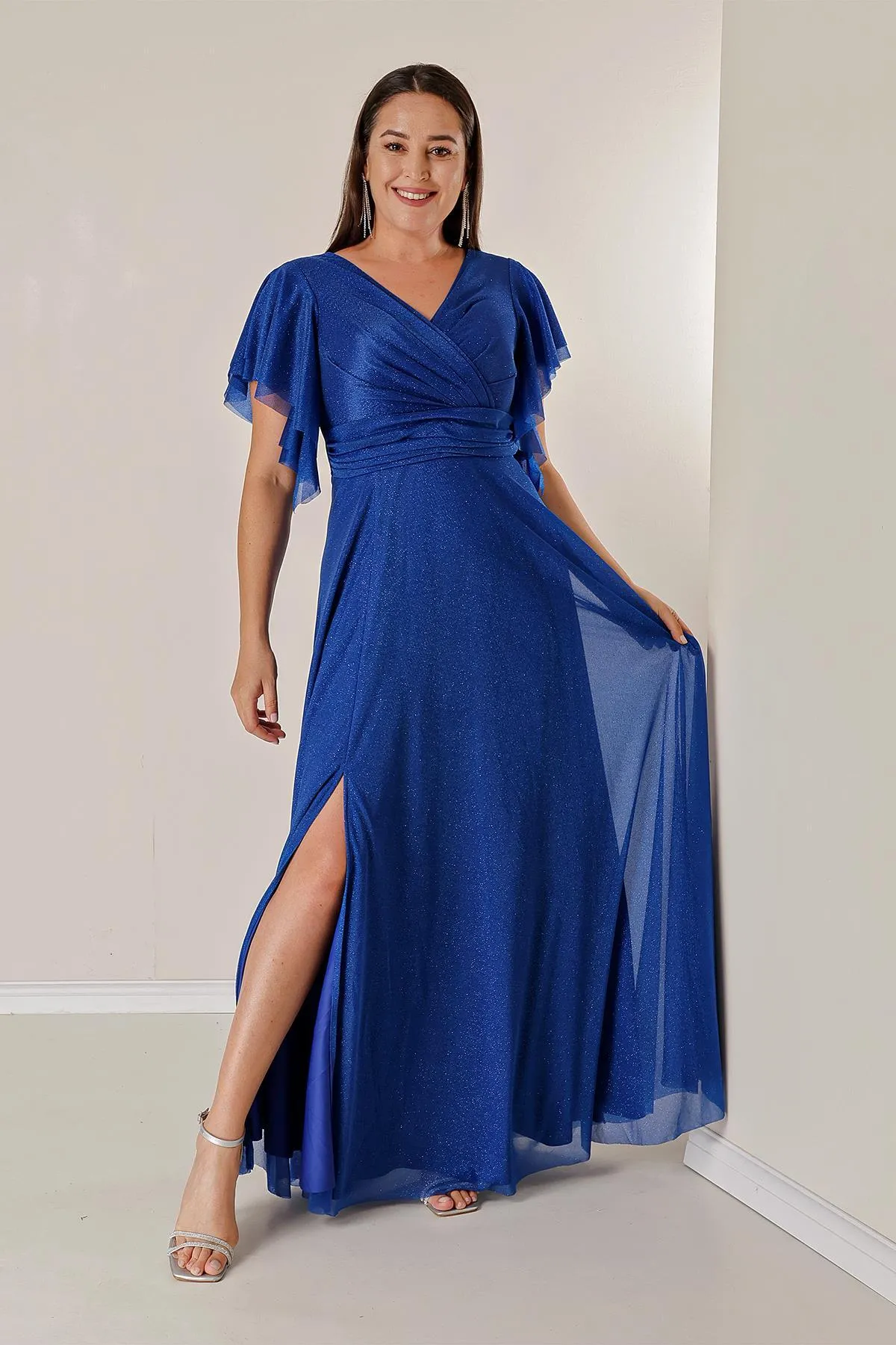 By Saygı  Langes Lurex-Kleid in Übergröße mit zweireihigem Ausschnitt vorne, drapierten, gefütterten Ärmeln, Volant und Schlitz
