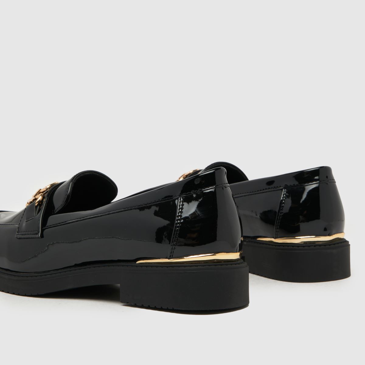 Schuh – Larsa – Svarta, platta loafers med lackdetaljer