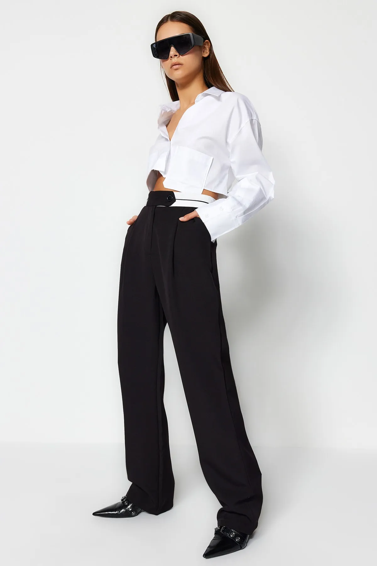 Trendyol Collection  Schwarze Hose mit weitem Bein und gewebtem Taillendetail TWOAW24PL00037