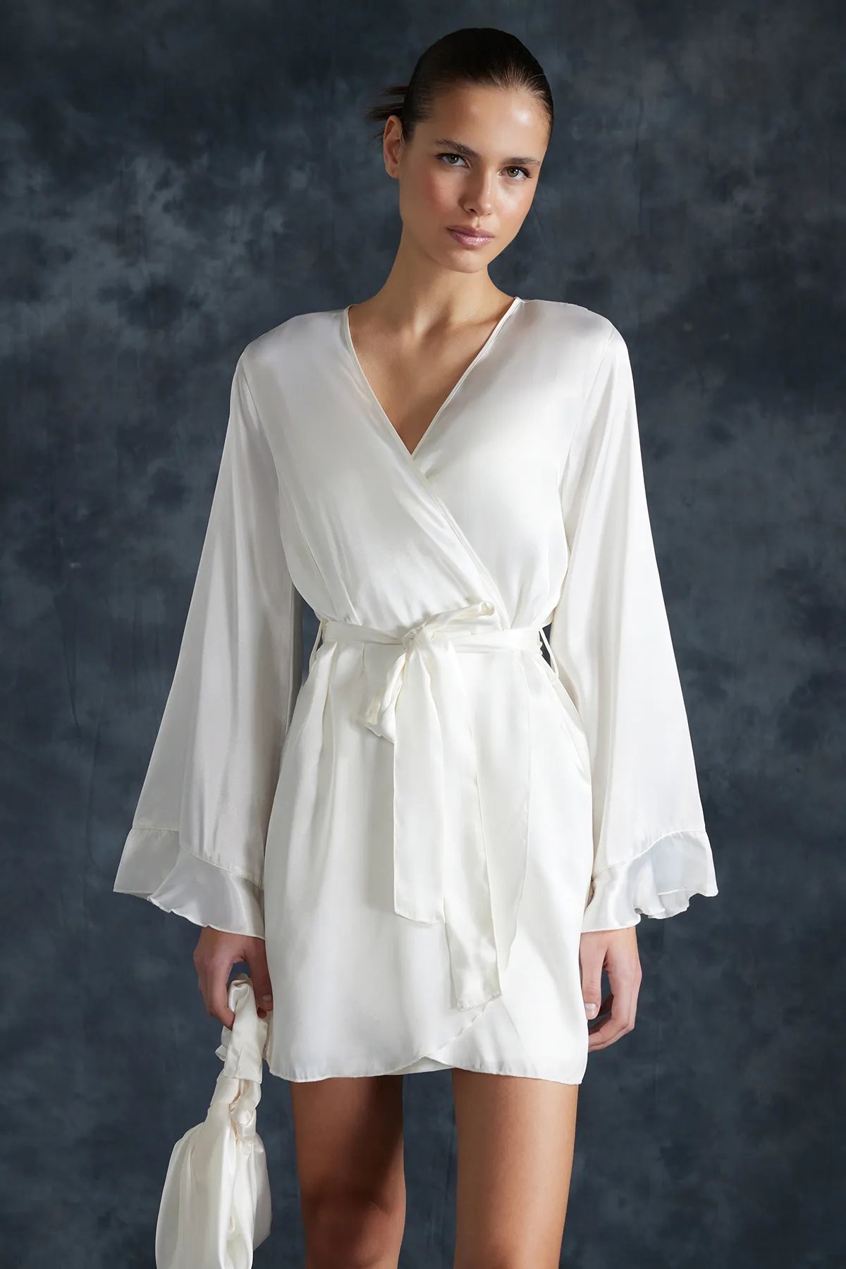 Trendyol Collection  Weißer Braut-Morgenmantel aus Satin mit Schwungrad und Stickerei auf der Rückseite, Geschenk-Morgenmantel aus Satin THMSS24SB00009