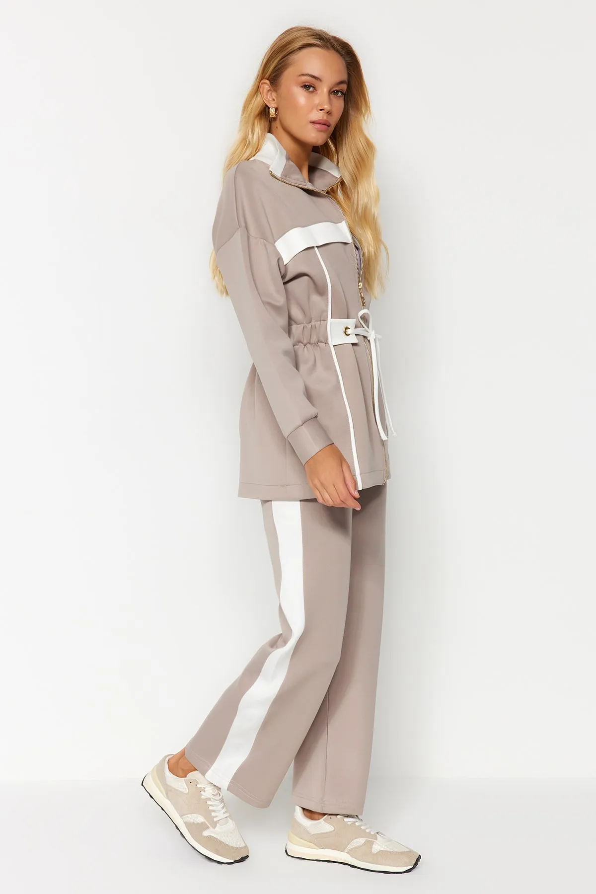 Trendyol Modest  Nerzfarbenes, ecrufarbenes Set aus Oberteil und Unterteil aus Scuba-Strick mit Paspelierung TCTAW24US00071