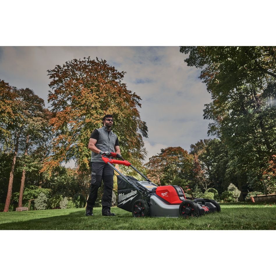 Mașină de tuns iarba cu baterie Milwaukee 4933499215 M18 F2LM46-802 FUEL™ (2X18V) cu asistență la mers și lățime de tăiere de 46 cm 18 V 2x 8 Ah