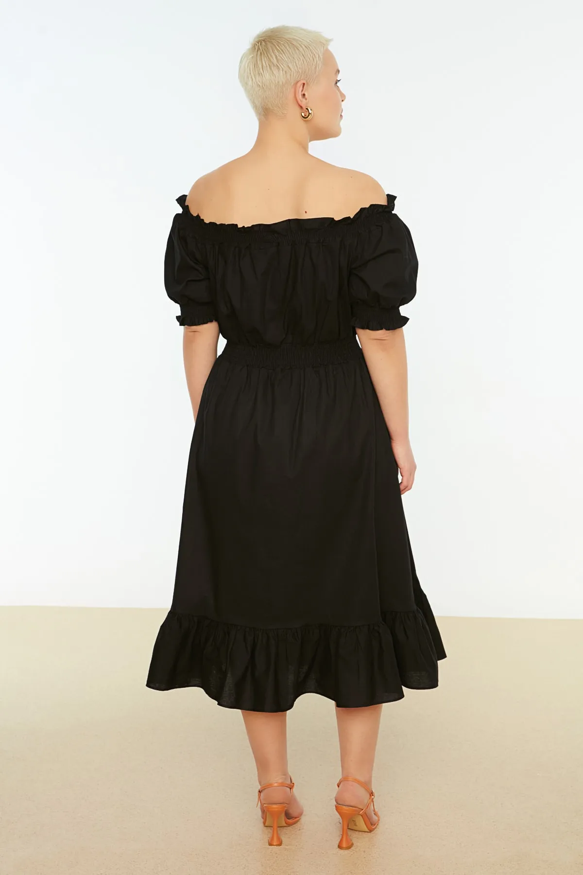 Trendyol Curve  Schwarzes gewebtes Kleid mit gerafftem Carmenkragen TBBSS22EL1633