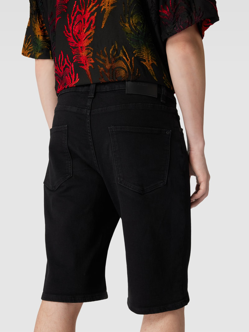 Jeansshorts mit Label-Patch in schwarz