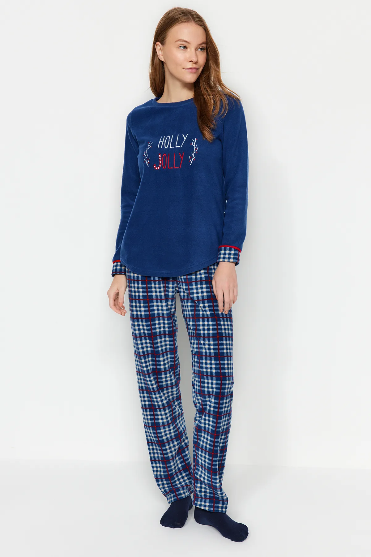 Trendyol Collection  Marineblaues Pyjama-Set aus Fleece mit Slogan und kariertem T-Shirt und Hose aus Strick THMAW24PT00277