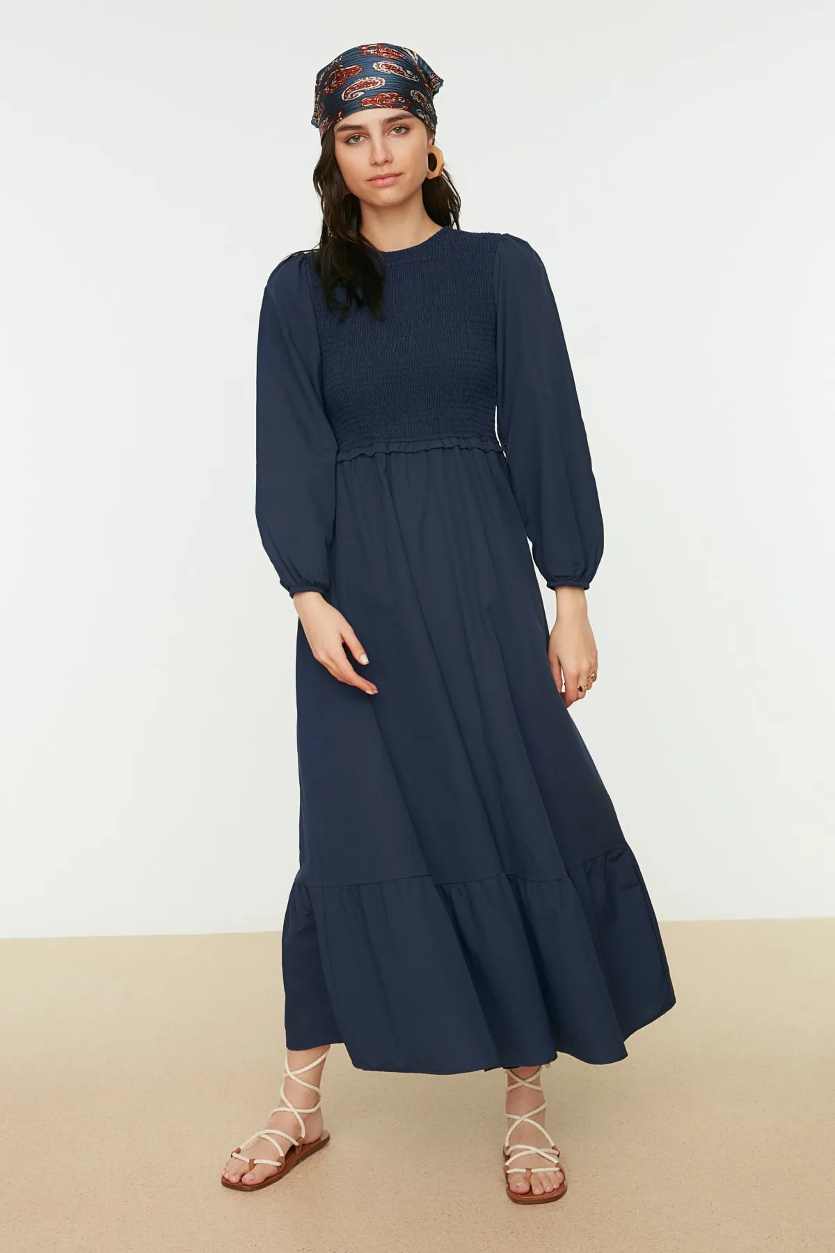 Trendyol Modest  Marineblaues, gewebtes Kleid mit Rundhalsausschnitt und Gipe-Detail TCTAW22EB0109