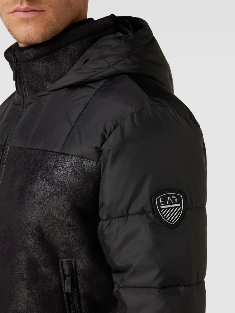 Jacke mit Kapuze in schwarz