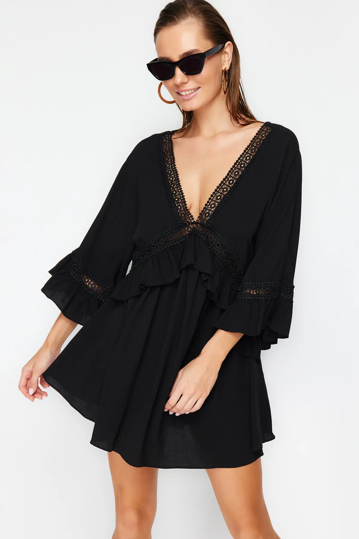 Trendyol Collection  Schwarzes Mini-Strandkleid mit gewebtem Band-Accessoire TBESS21EL2759
