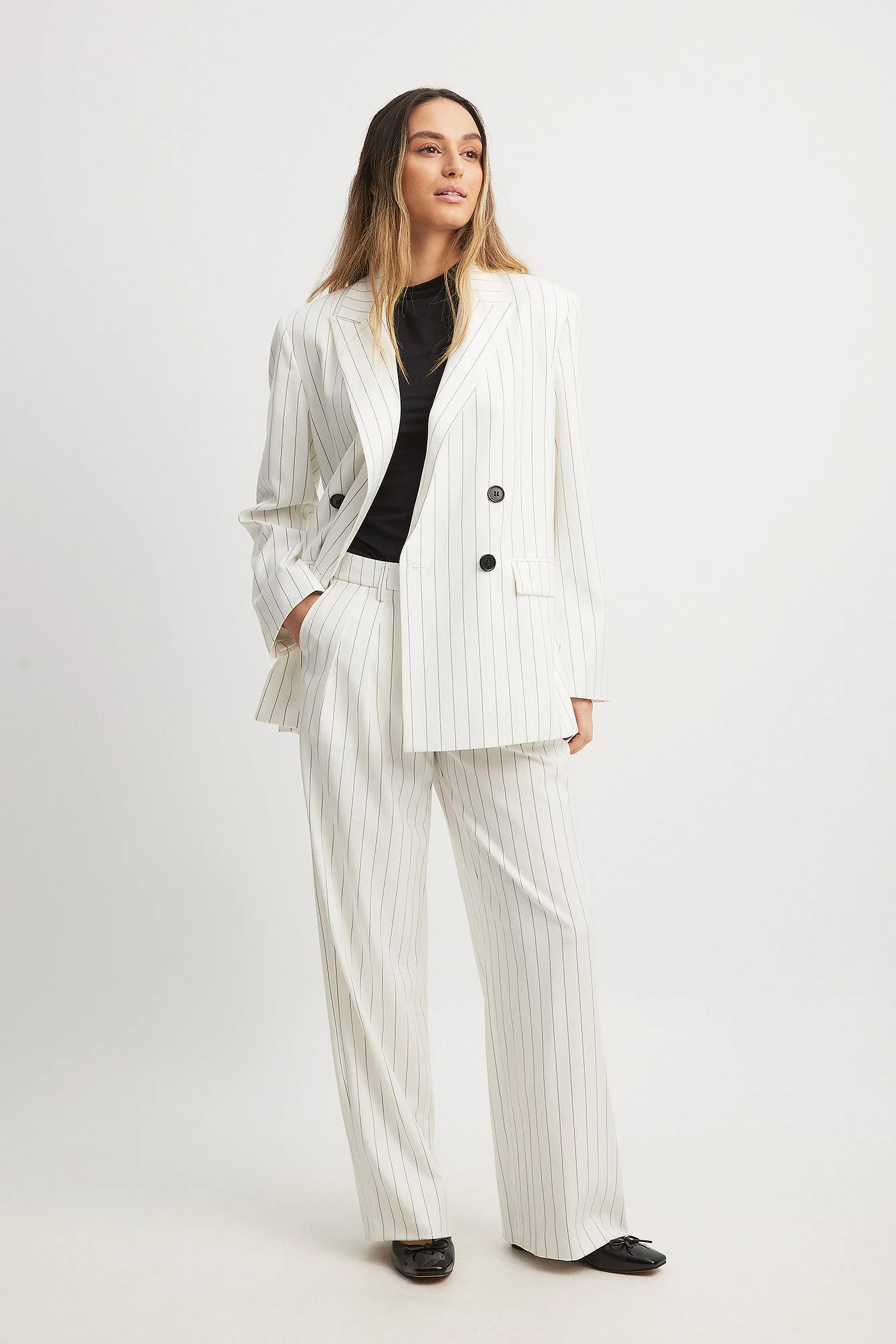 Gestreifte Bundfaltenhose mit hoher Taille