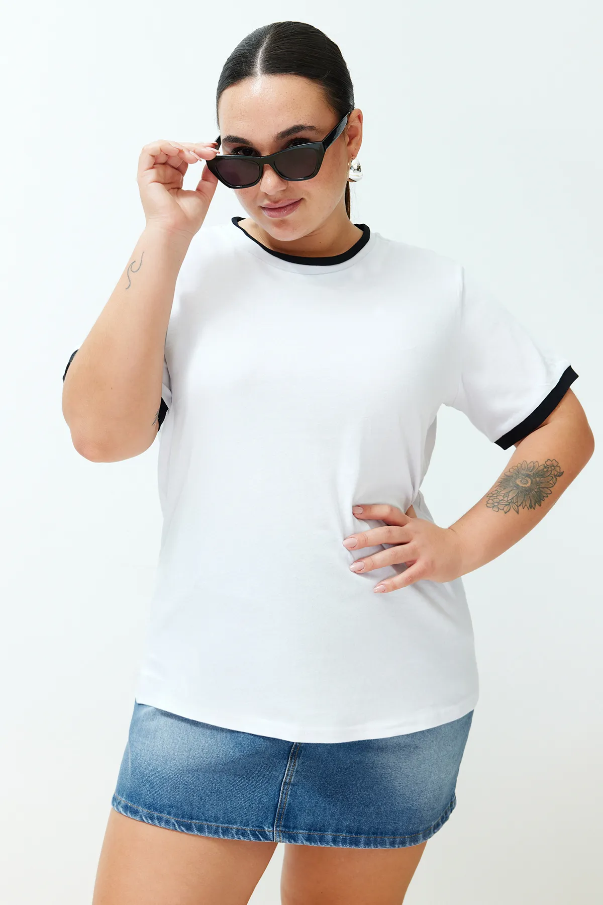 Trendyol Curve  Weißes Boyfriend-Strick-T-Shirt mit Farbblockdetails TBSSS24BF00012