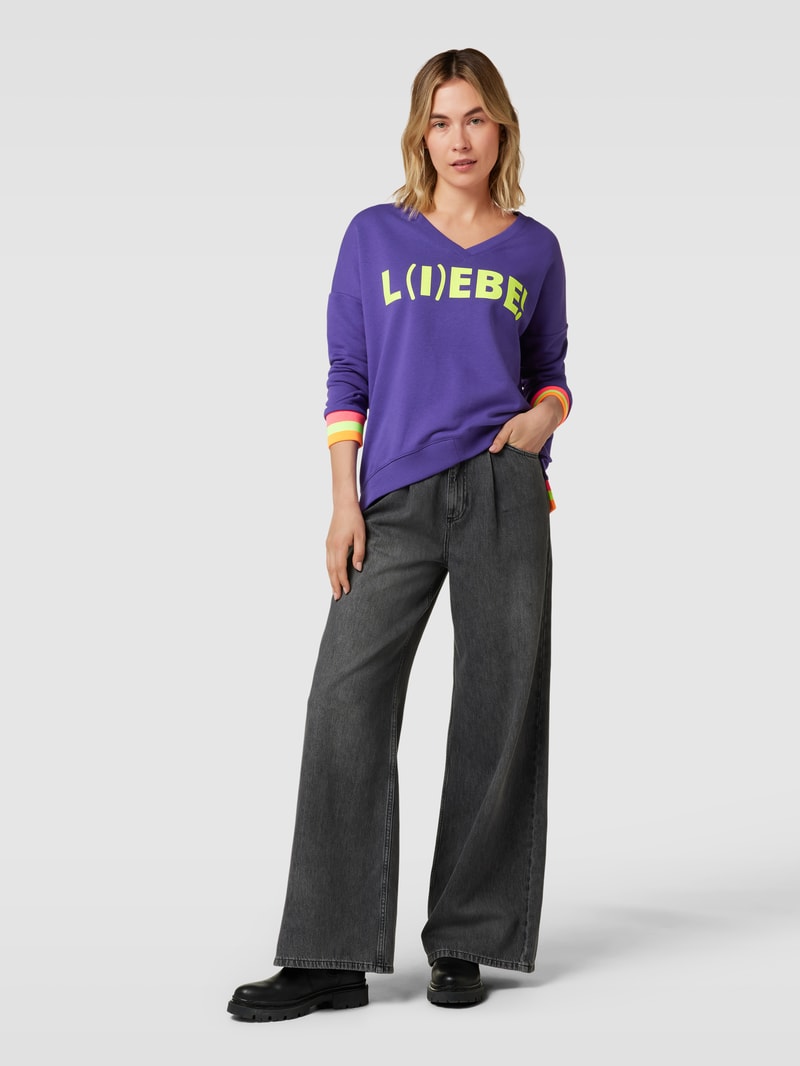 Sweatshirt mit Statement-Print Modell 'L(I)EBE!' in lila