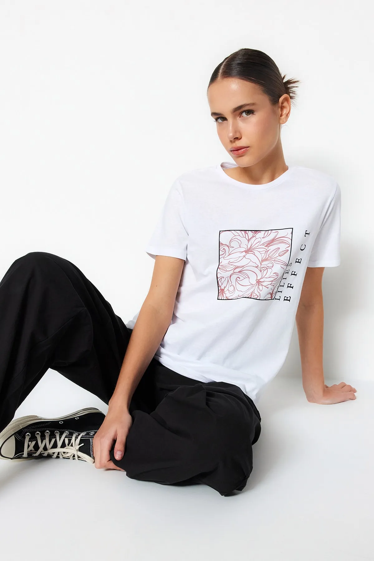 Trendyol Collection  Weißes Basic-Strick-T-Shirt mit Rundhalsausschnitt aus 100 % Baumwolle mit Blumenmuster TWOSS22TS1791