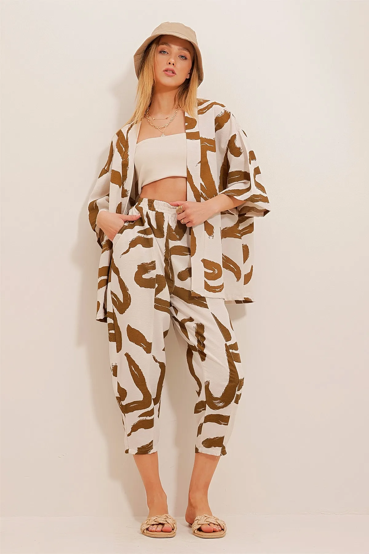 Trend Alaçatı Stili  Damen-Set aus gemusterter Baggy-Hose und Kimono in Tabakbraun ALC-X10581