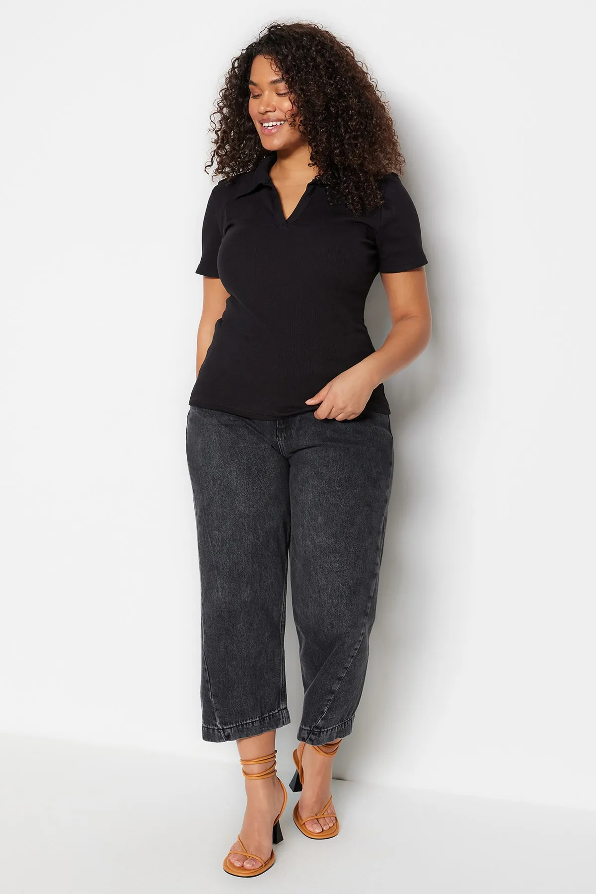 Trendyol Curve  Schwarze Fittili-Strickbluse mit Hemdkragen TBSSS22BZ0750
