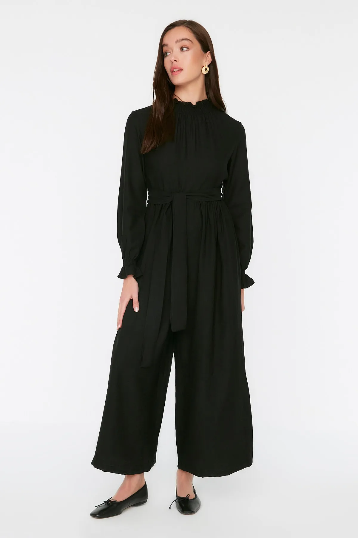 Trendyol Modest  Schwarzer gewebter Overall mit Gürtel und Kragen TCTSS22TU0049