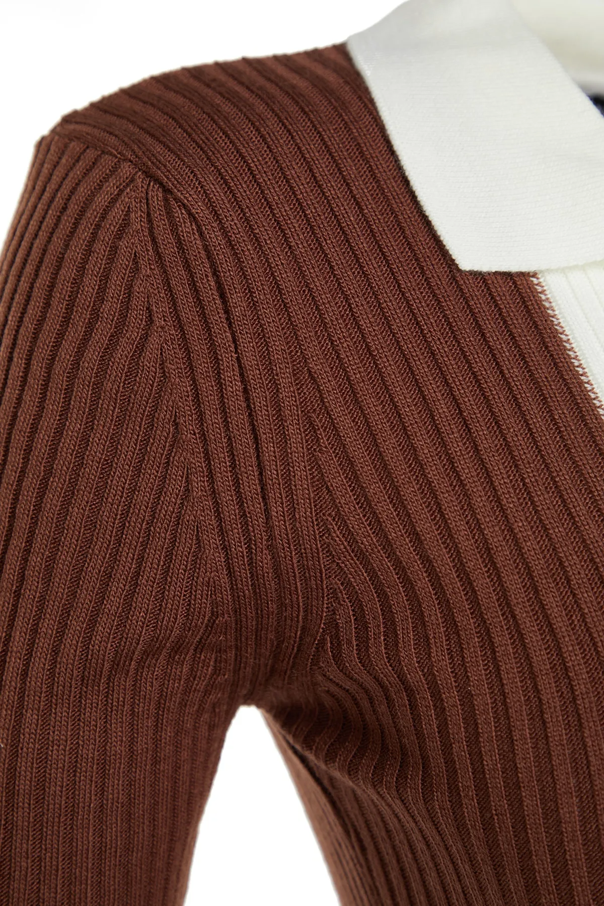 Trendyol Collection  Braunes Midi-Strickkleid mit Farbblockmuster TWOAW23EL00024