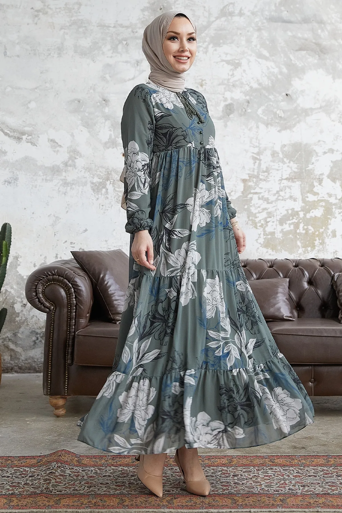 InStyle  Jalya Chiffonkleid mit geknöpftem Kragen und Schnürung – Khaki