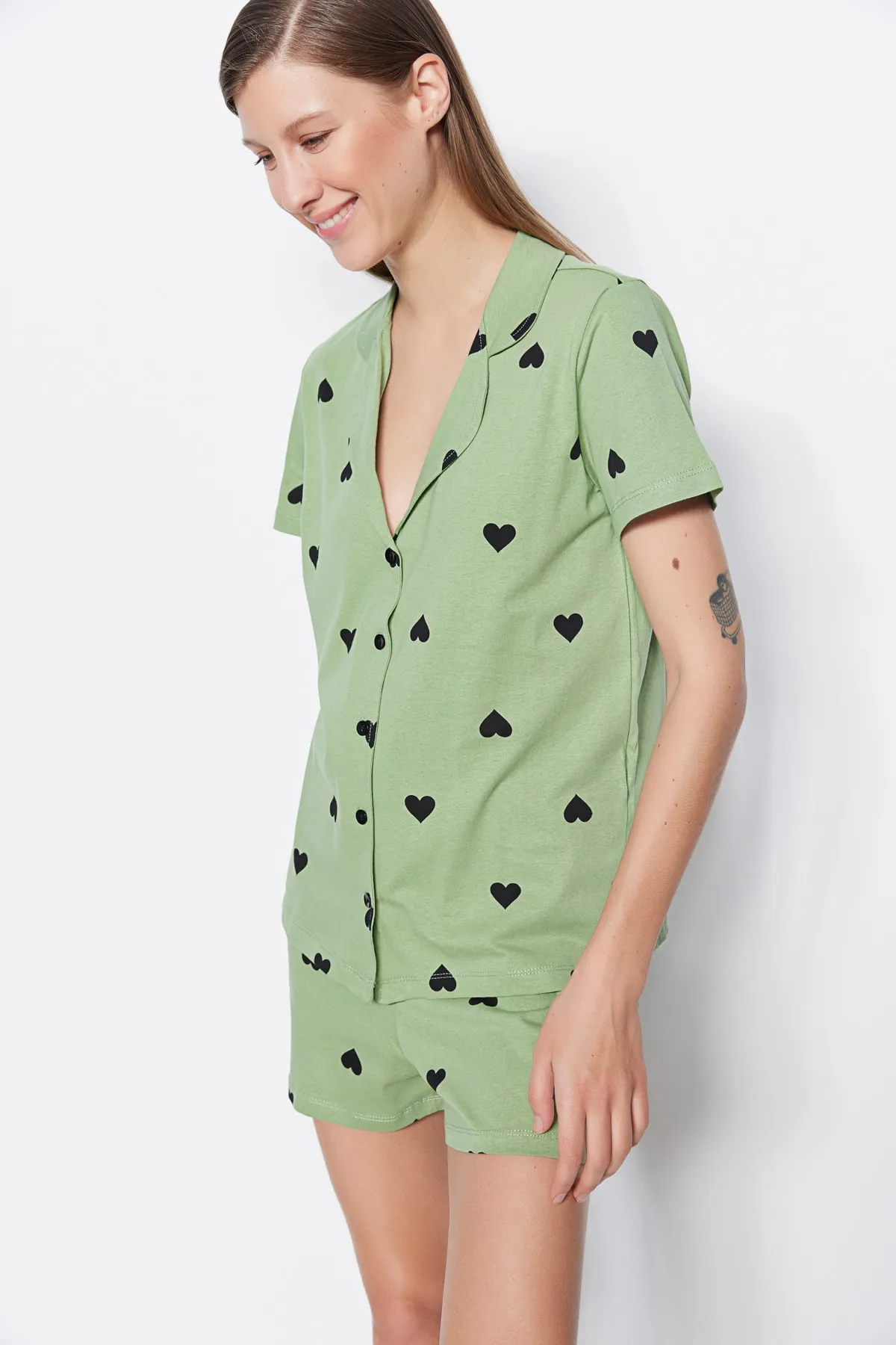 Trendyol Collection  Grünes, gestricktes Pyjama-Set mit Hemd und Shorts aus 100 % Baumwolle mit Herzmuster THMSS21PT0756