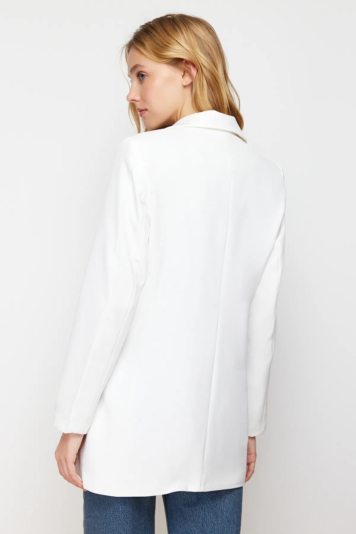 Trendyol Modest  Ecrufarbener Blazer aus Webstoff mit Doppelknöpfen und detailliertem Taschenfutter TCTSS22CE0250