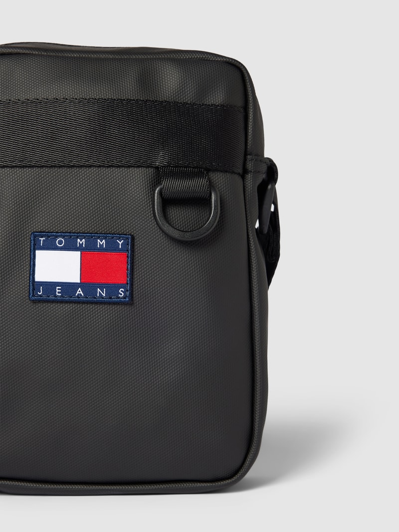 Handtasche mit Label-Patch in schwarz