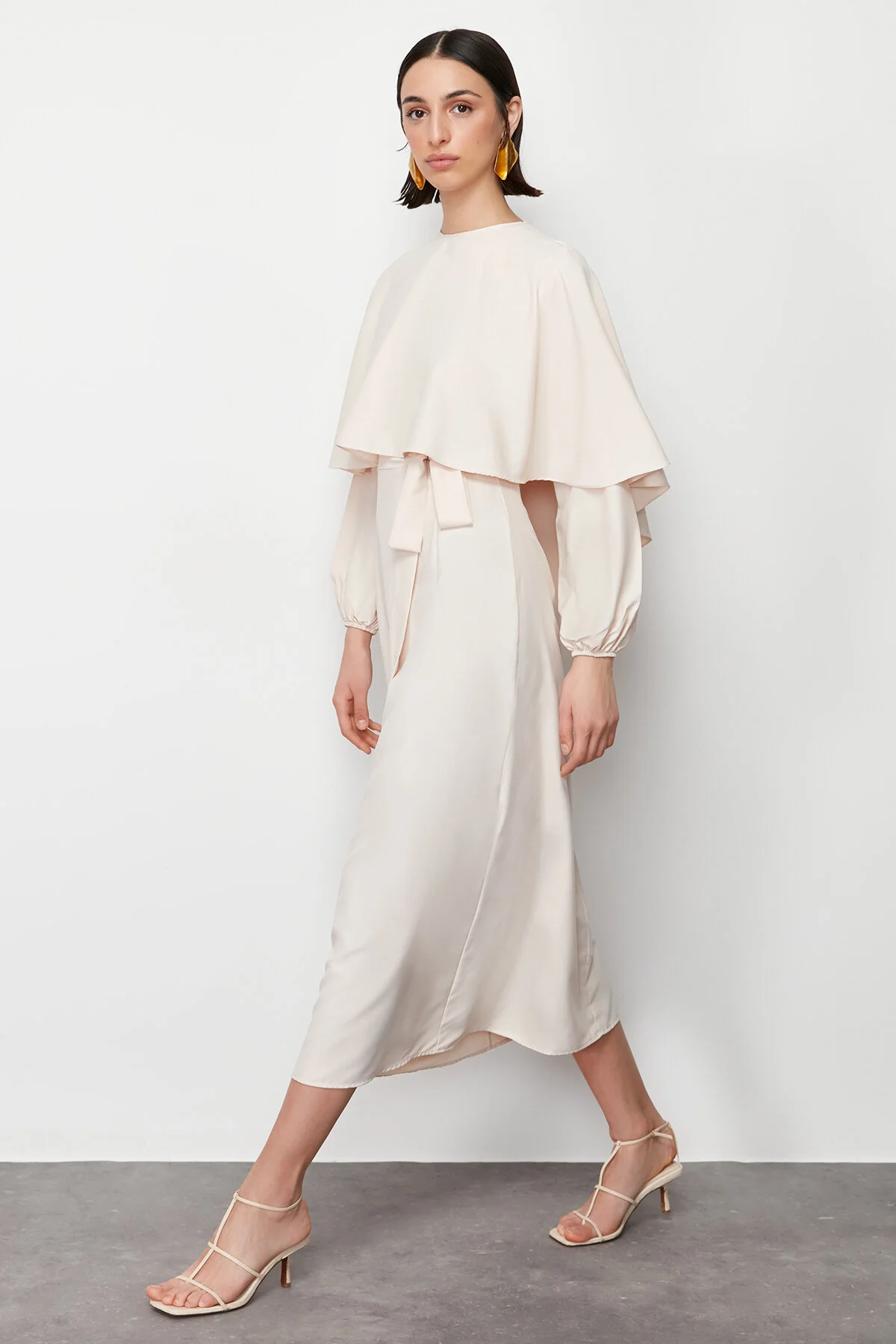 Trendyol Modest  Beiges Kleid aus Satingewebe mit Cape und Schärpe TCTSS24EB00176