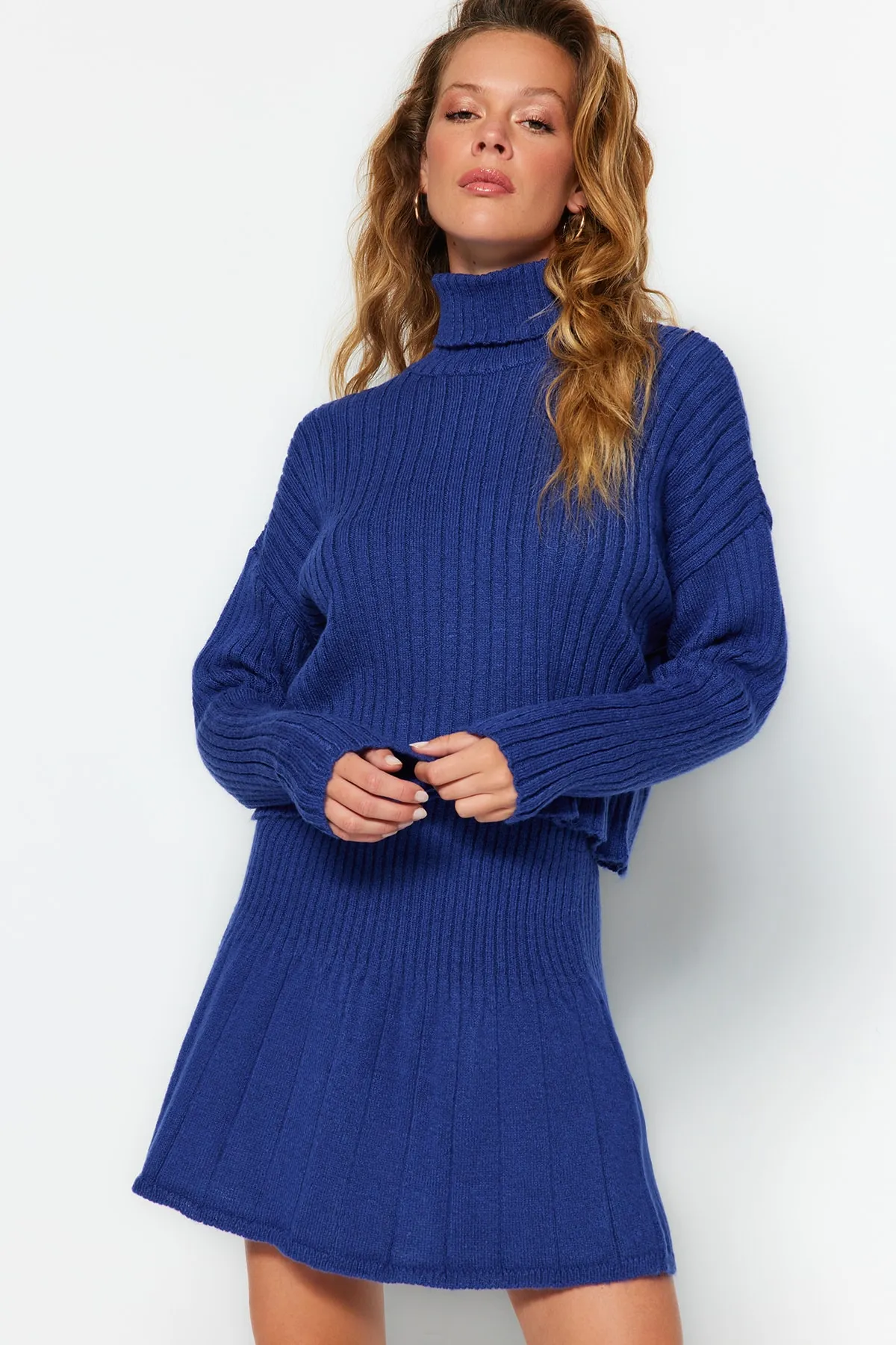 Trendyol Collection  Saks Crop Strickoberteil und Unterteil-Set TWOAW24AU00019