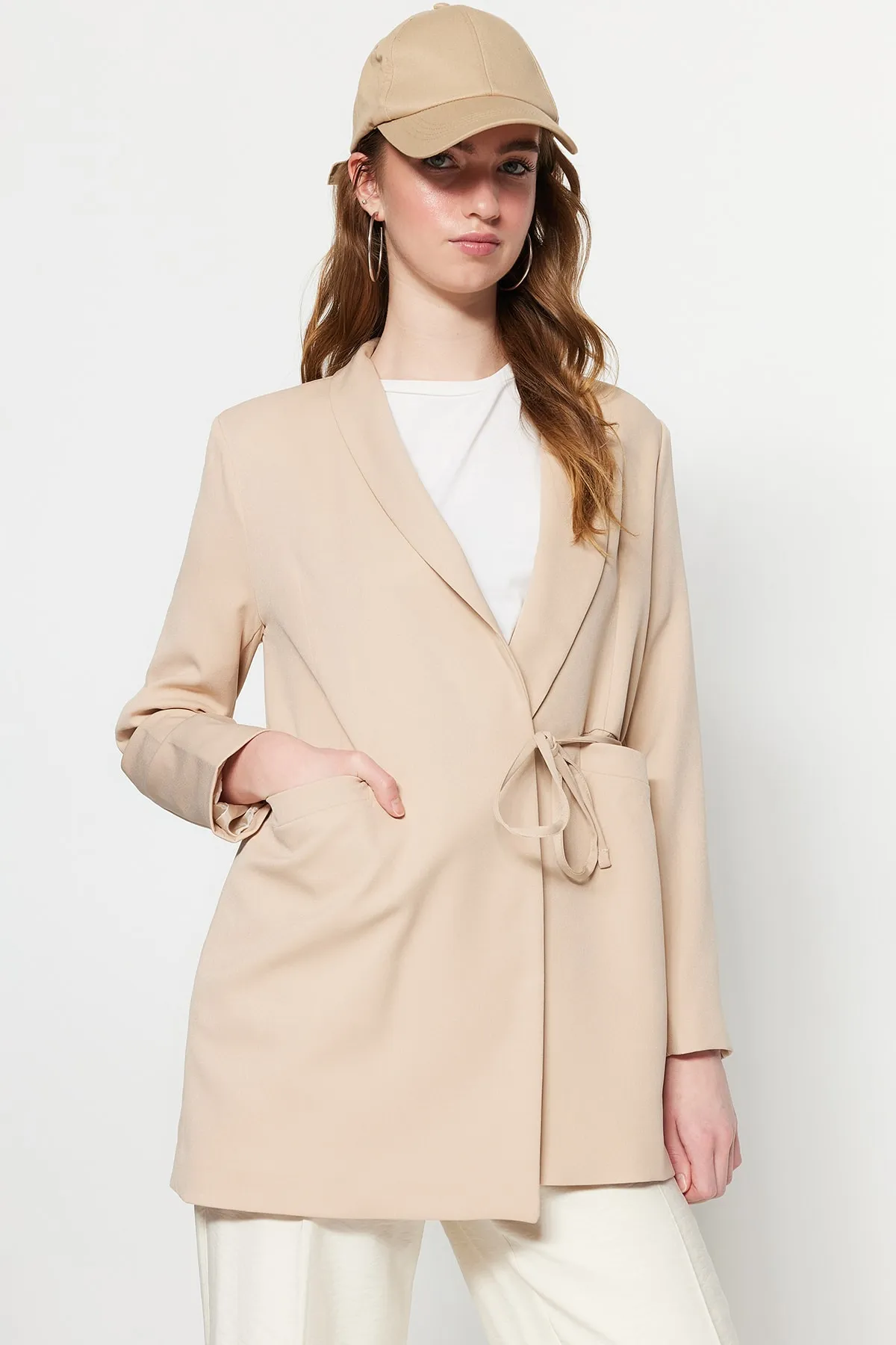 Trendyol Modest  Beigefarbene Jacke mit Taillenschnürung und detailliertem Webfutter TCTSS23CK00080