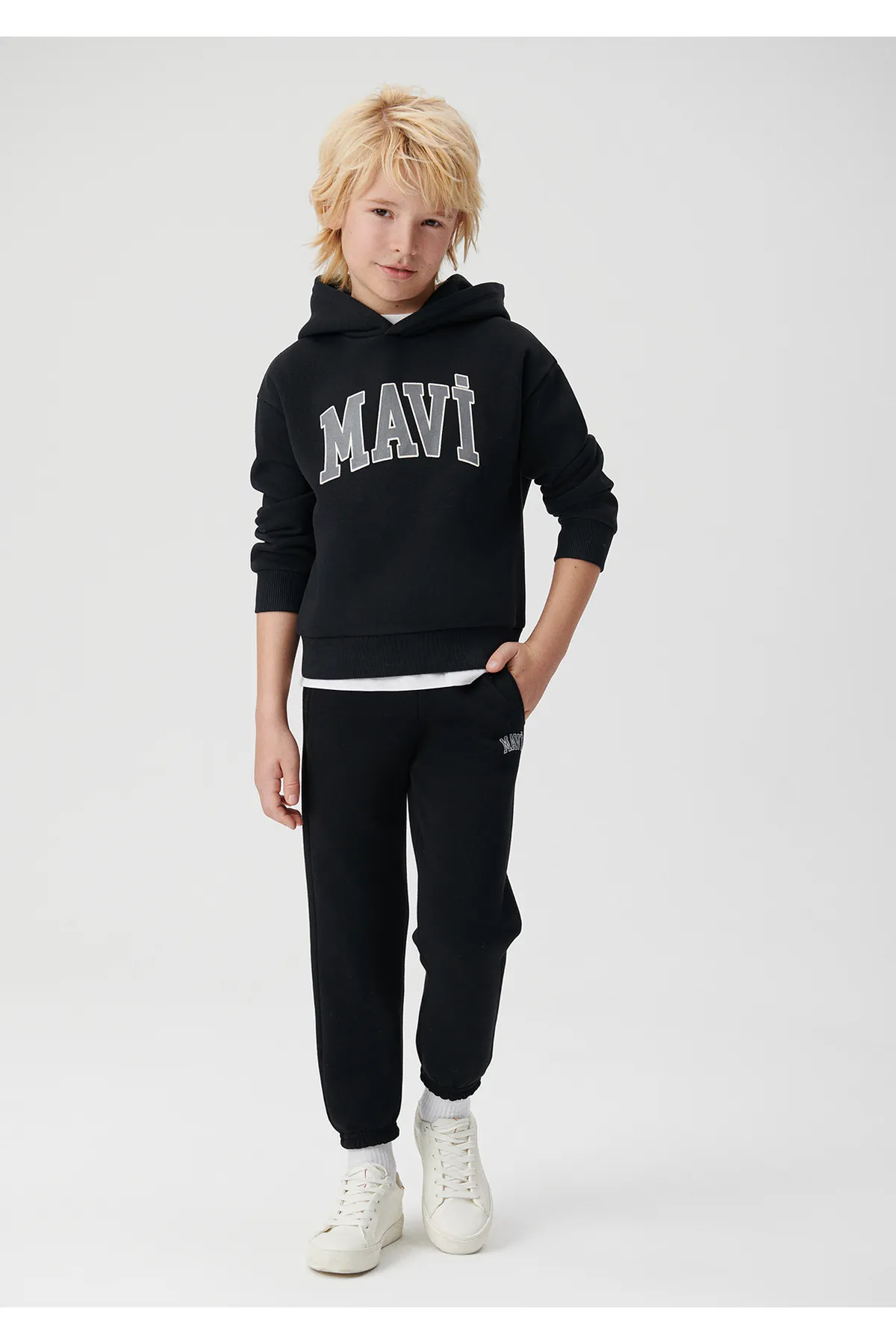 Mavi  Schwarzes Kapuzen-Sweatshirt mit Logo-Print 6610110-900