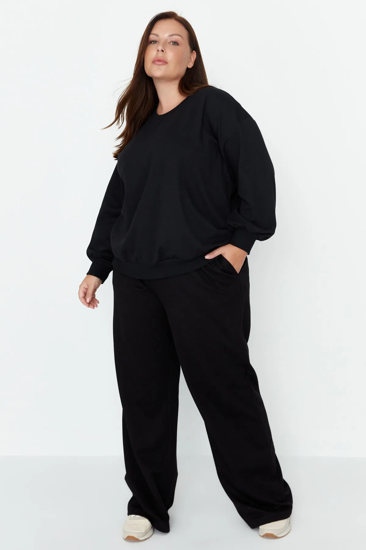 Trendyol Curve  Schwarze, weit geschnittene, dünne Strick-Jogginghose TBBAW23AJ00007